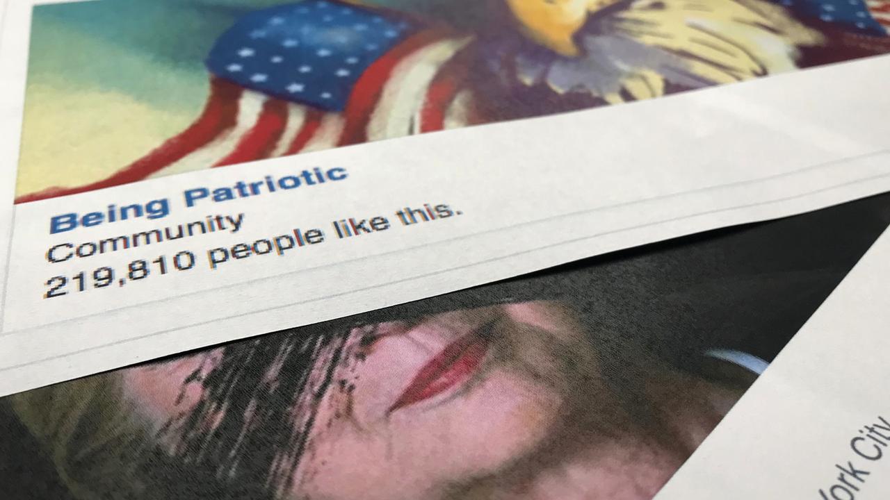 Des publications sur Facebook d'un groupe du nom de "Being Patriot", actif sur le réseau social lors de la campagne présidentielle américaine en 2016. [Keystone - Jon Elswick]