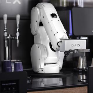 Au café, les robots remplacent les baristas. [RTS - Didier Bonvin]