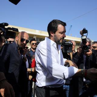 Le nouveau ministre italien de l'Intérieur Matteo Salvini en visite dans un camp de migrants à pozzallo (Sicile), 03.06.2018. [AFP - Carmelo Lenzo]