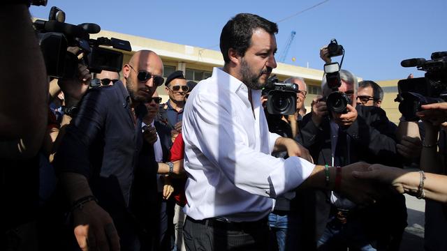 Le nouveau ministre italien de l'Intérieur Matteo Salvini en visite dans un camp de migrants à pozzallo (Sicile), 03.06.2018. [AFP - Carmelo Lenzo]
