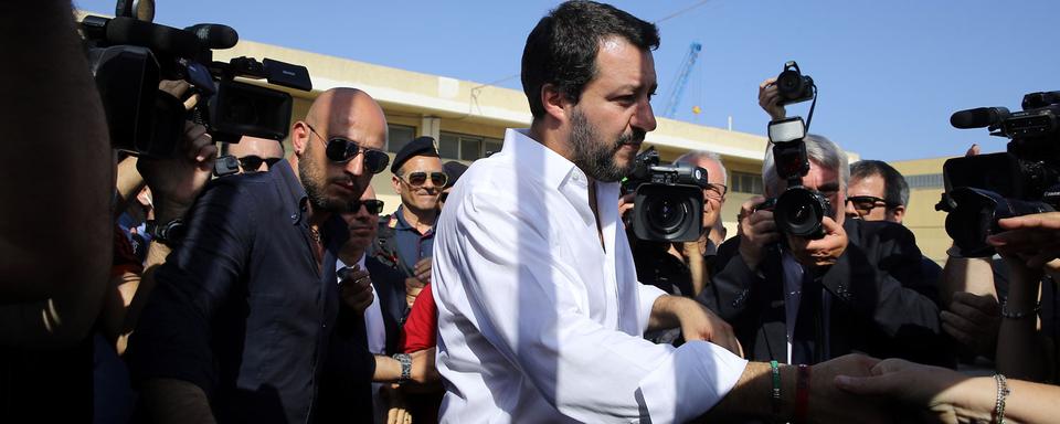 Le nouveau ministre italien de l'Intérieur Matteo Salvini en visite dans un camp de migrants à pozzallo (Sicile), 03.06.2018. [AFP - Carmelo Lenzo]