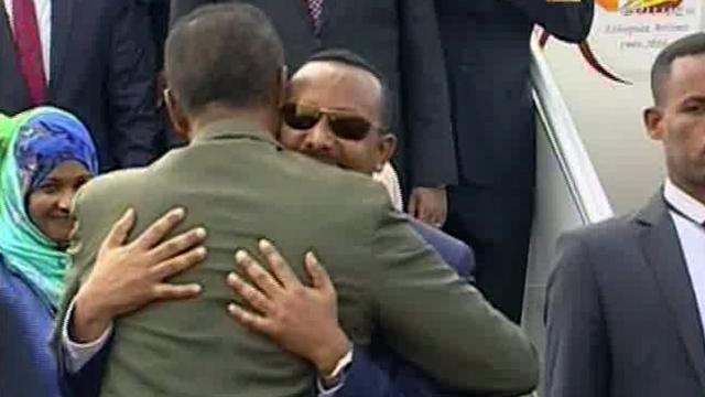 Abiy Ahmed et Issaias Afwerki s'embrassant, une scène encore inimaginable il y a quelques mois. [ERITV via AP - Capture]