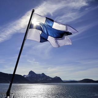 Le drapeau finlandais flotte sur un brise-glace de cette nation. [AP Photo/Keystone - David Goldman]