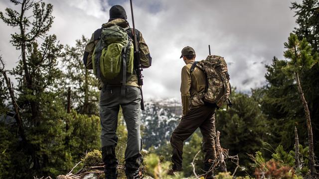 Des chasseurs traquent le gibier à Siviez, en Valais. (image d'illustration) [Keystone - Olivier Maire]