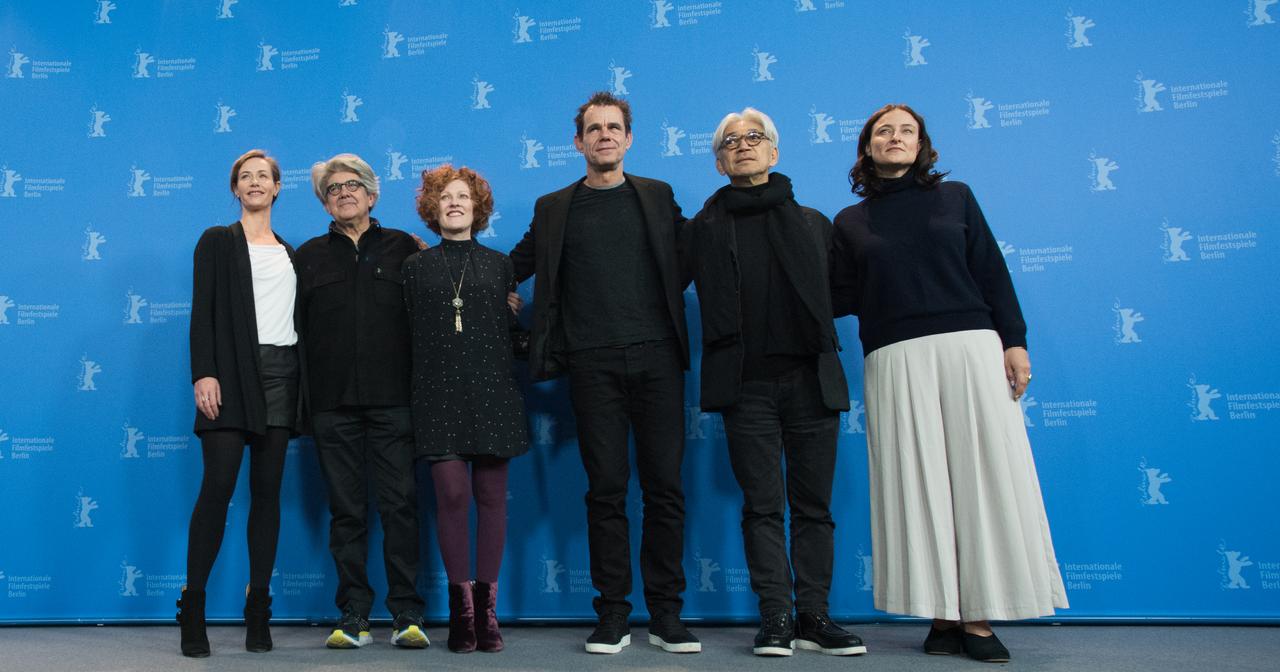 Les membres du jury de la 68e édition de la Berlinale, avec Cécile de France, Chema Prado, Stephanie Zacharek, le président du jury Tom Tykwer, Ryuichi Sakamoto et Adele Romanski. [AFP - Stefanie Loos]