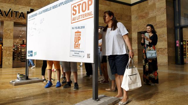 Campagne de sensibilisation contre les déchets sauvages, ou "littering", dans le hall de la gare Cornavin à Genève. [Keystone - Salvatore Di Nolfi]