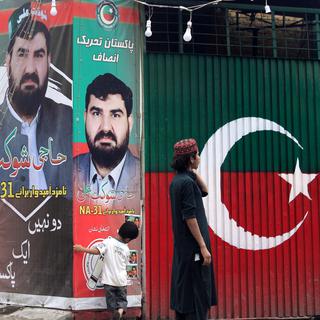Des affiches électorales dans une rue de Peshawar, au Pakistan. [EPA/Keystone - Arshad Arbab]