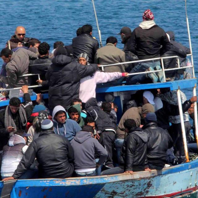 Des migrants tunisiens arrivent sur l'île italienne de Lampedusa. [EPA/Keystone - Franco Lannino]