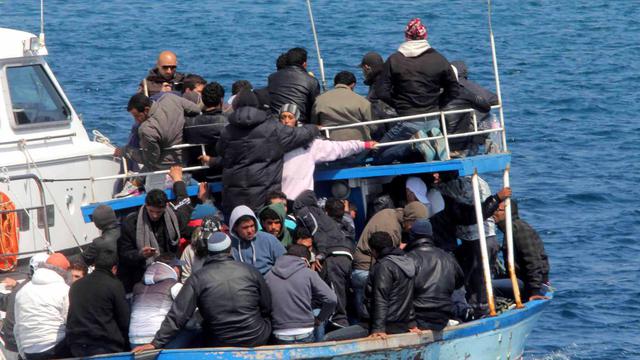 Des migrants tunisiens arrivent sur l'île italienne de Lampedusa. [EPA/Keystone - Franco Lannino]
