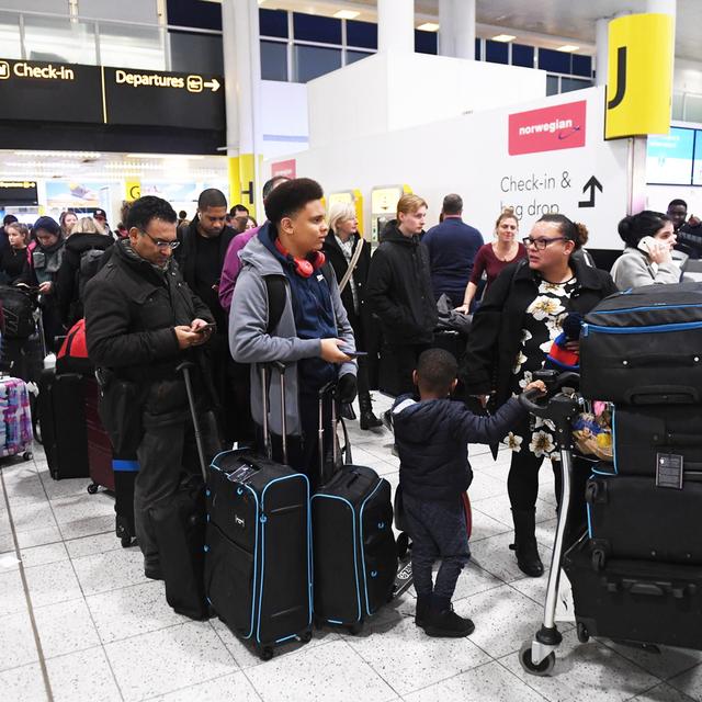 Des passagers attendent à l'aéroport de Gatwick, au sud de Londres, mardi 20 décembre. Le trafic a été suspendu en raison de drones. [EPA - Facundo Arrizabalaga]