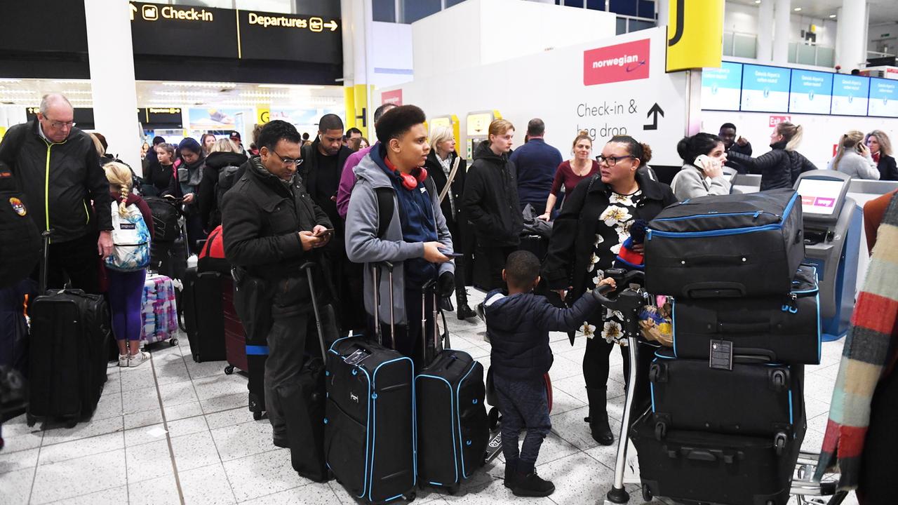 Des passagers attendent à l'aéroport de Gatwick, au sud de Londres, mardi 20 décembre. Le trafic a été suspendu en raison de drones. [EPA - Facundo Arrizabalaga]
