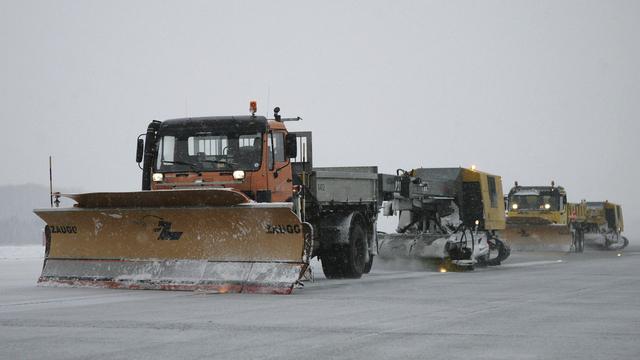 Les chasse-neige mobilisés à Cointrin jeudi. [Keystone - EQ IMAGES/Pascal Muller]