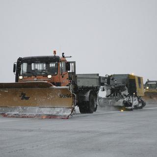 Les chasse-neige mobilisés à Cointrin jeudi. [Keystone - EQ IMAGES/Pascal Muller]