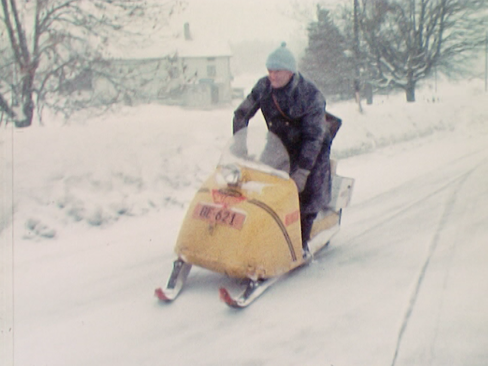 Le moto-neige du facteur