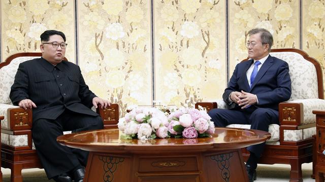 Rencontre historique entre le leader nord-coréen Kim Jong-Un et le président sud-coréen Moon Jae-In. [Keystone - Korea Summit Press Pool]