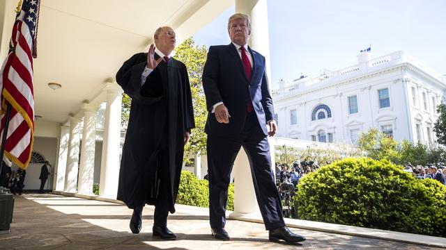 Le juge de la Cour suprême Anthony Kennedy et le président américain Donald Trump en avril 2017. [Keystone - Jim Lo Scalzo]