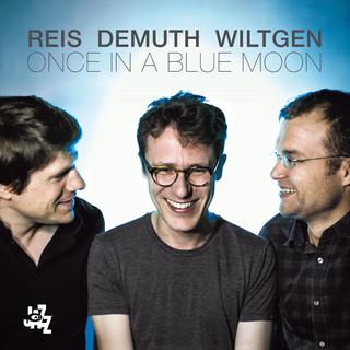 La pochette de l'album "Once in a blue moon" de Reis-Demuth-Wiltgen.
Cam Jazz Records, 2018 [Cam Jazz Records, 2018]