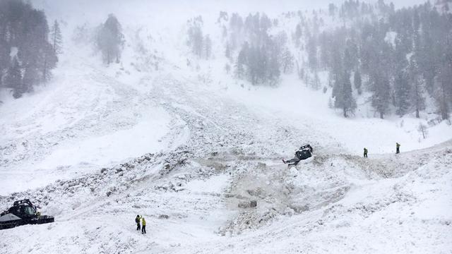 Des secouristes à l'oeuvre sur les lieux de l'avalanche. [Keystone - Police cantonale valaisanne]