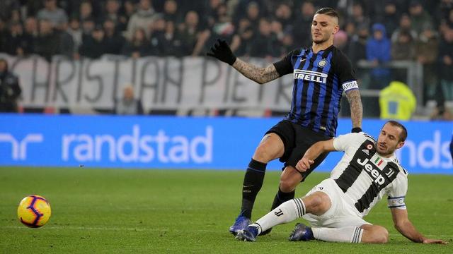 Giorgio Chiellini prend le dessus sur Mauro Icardi: une image qui incarne le fil rouge de ce derby d'Italie. [GIUSEPPE COTTINI]