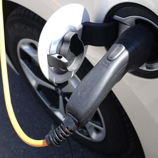 La batterie d'une voiture électrique en cours de chargement. [AFP / DPA - Picture alliance]
