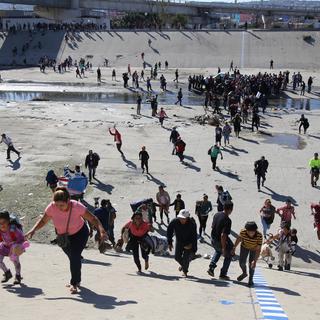 Un groupe de migrants tentant de passer la frontière américaine à Tijuana, au Mexique. [EPA/Keystone - David Guzmán]