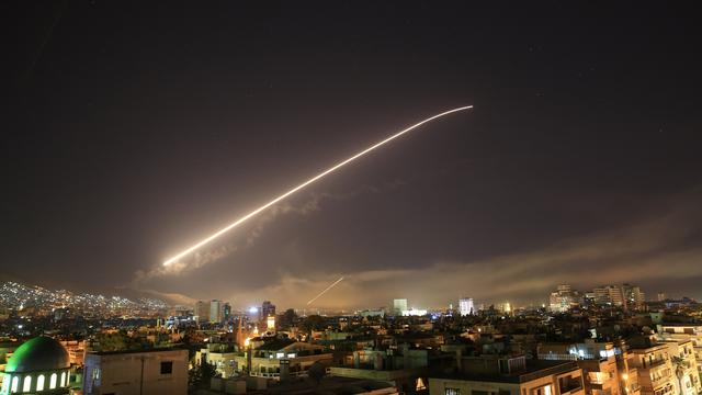 Un missile américain s'abat dans la région de Damas, samedi 14 avril 2018. [AP / Keystone - Hassan Ammar]