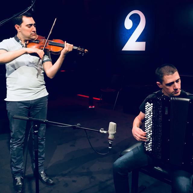 Les deux frères Bouclier, l'un violoniste (Julien), l'autre accordéoniste (Dimitri). [RTS - Sébastien Blanc]