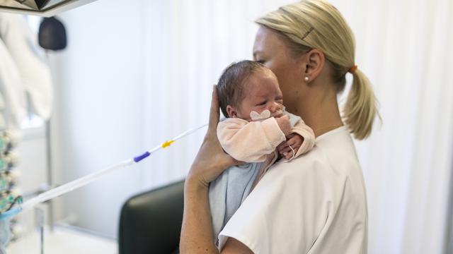 L'hospitalisation prolongée d'un nourrisson immédiatement après l'accouchement pose actuellement problème. [Keystone - Gaëtan Bally]