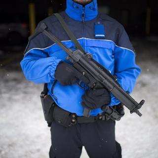 Un policier posté lundi à l'extérieur du centre des congrès de Davos. [EPA/Keystone - Gian Ehrenzeller]