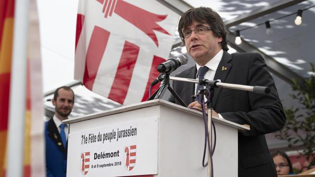 Carles Puigdemont, ancien président catalan en exil, était l'invité d'honneur de la Fête du peuple jurassien à Delémont. [Keystone - Anthony Anex]