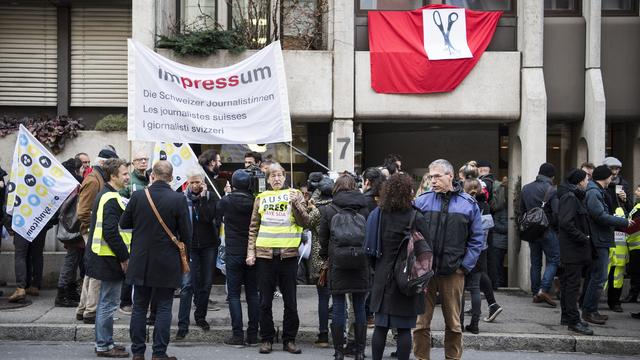 Les employés de l'ats devant le siège de l'agence de presse à Berne. [Keystone - Peter Schneider]