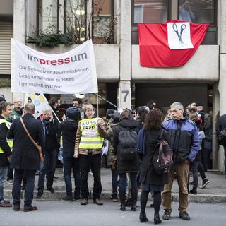 Les employés de l'ats devant le siège de l'agence de presse à Berne. [Keystone - Peter Schneider]