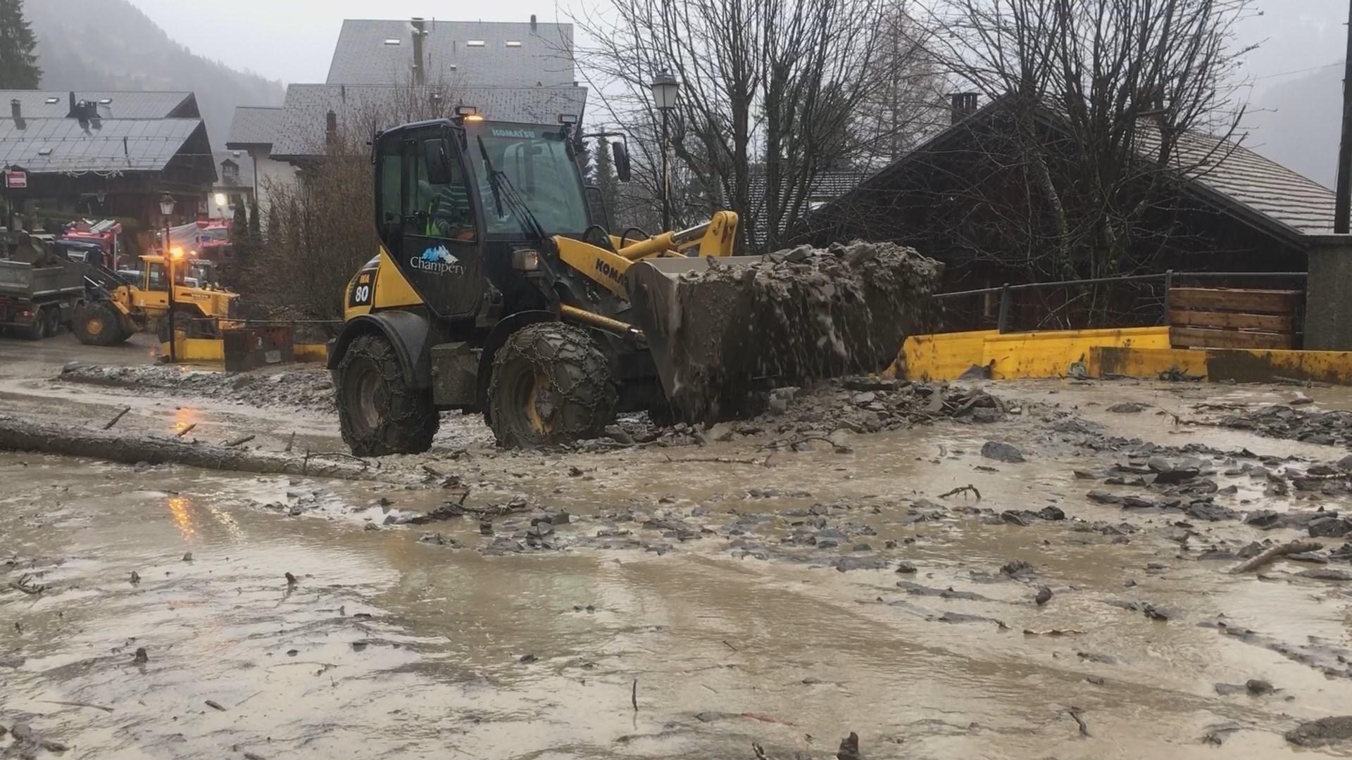 Un tracteur déblaie la lave torrentielle qui s'est déversée lundi à Champéry (VS). [RTS - Manon Germond]