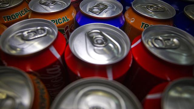 Des canettes de sodas dans un magasin de Paris. [AFP - Joël Saget]