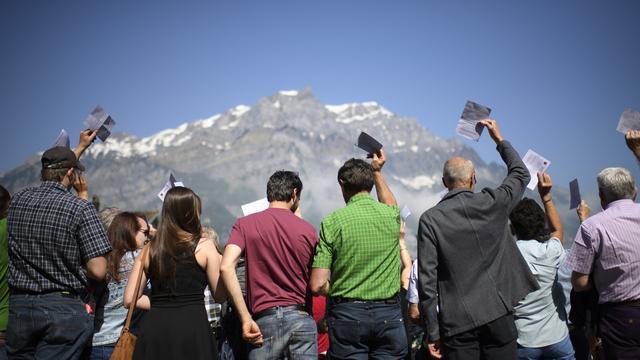 Les Glaronnais réunis dimanche 6 mai en Landsgemeinde. [Keystone - Gian Ehrenzeller]