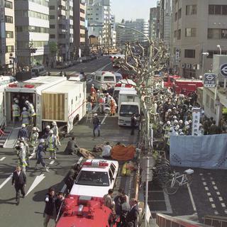 Les secours après l'attaque au gaz sarin dans le métro de Tokyo en mars 1995. [Kyodo/via Reuters]