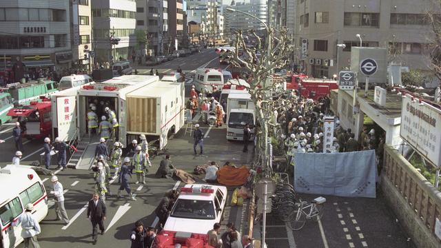 Les secours après l'attaque au gaz sarin dans le métro de Tokyo en mars 1995. [Kyodo/via Reuters]