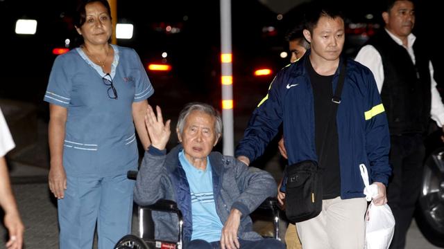 L'ex-président péruvien Alberto Fujimori accompagné de son fils Kenji à la sortie d'une clinique de Lima, au Pérou, le 4 janvier 2018. [REUTERS - Eddy Ramos /Agencia Andina]