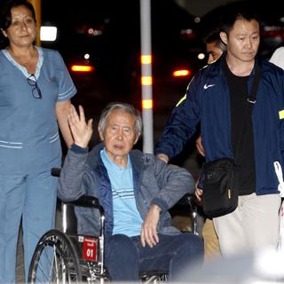 L'ex-président péruvien Alberto Fujimori accompagné de son fils Kenji à la sortie d'une clinique de Lima, au Pérou, le 4 janvier 2018. [REUTERS - Eddy Ramos /Agencia Andina]