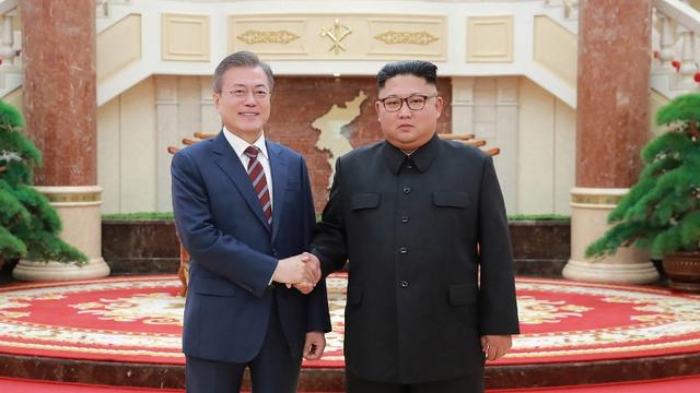 Le président sud-coréen Moon Jae-in (à gauche) et son homologue du nord, Kim Jong-un ont trouvé un accord sur la dénucléarisation à l'issue du 3e sommet intercoréen. [AFP - KCNA VIA KNS]