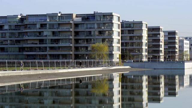 Les logements modernes et leurs grandes baies vitrées ont tendance à surchauffer. [Keystone - Steffen Schmidt]