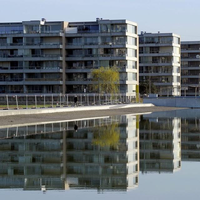 Les logements modernes et leurs grandes baies vitrées ont tendance à surchauffer. [Keystone - Steffen Schmidt]