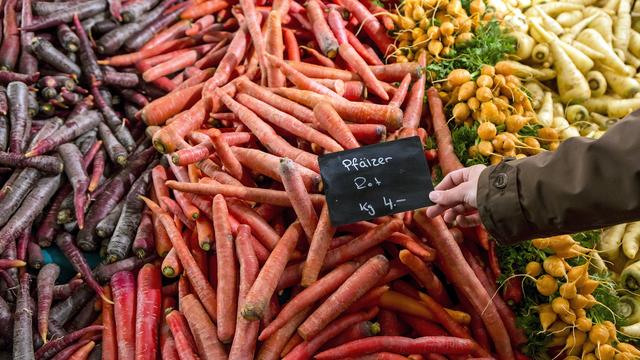 A cause de la chaleur de cet été, des tonnes de légumes ne pourront pas être vendus. [Keystone - Alexandra Wey]