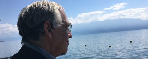 Metin Arditi au bord du lac Léman. [RTS - Karine Vasarino]