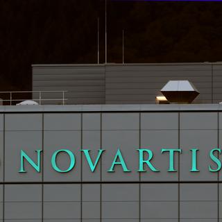 Le logo du groupe pharmaceutique bâlois Novartis sur l'un de ses bâtiments en Suisse. [Arnd Wiegmann]