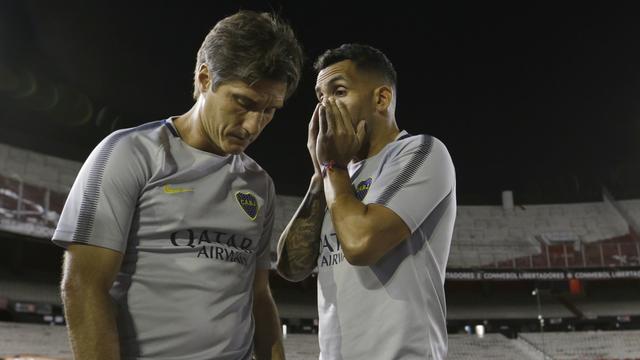 Tevez (à droite) et son équipe devront attendre avant de jouer le match retour de la finale. [Keystone - Natacha Pisarenko]