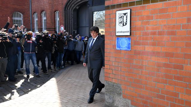 Le leader catalan Carles Puigdemont quitte vendredi 6 avril le centre de détention de Neumünster, dans le nord de l'Allemagne. [AFP - Patrik Stollarz]