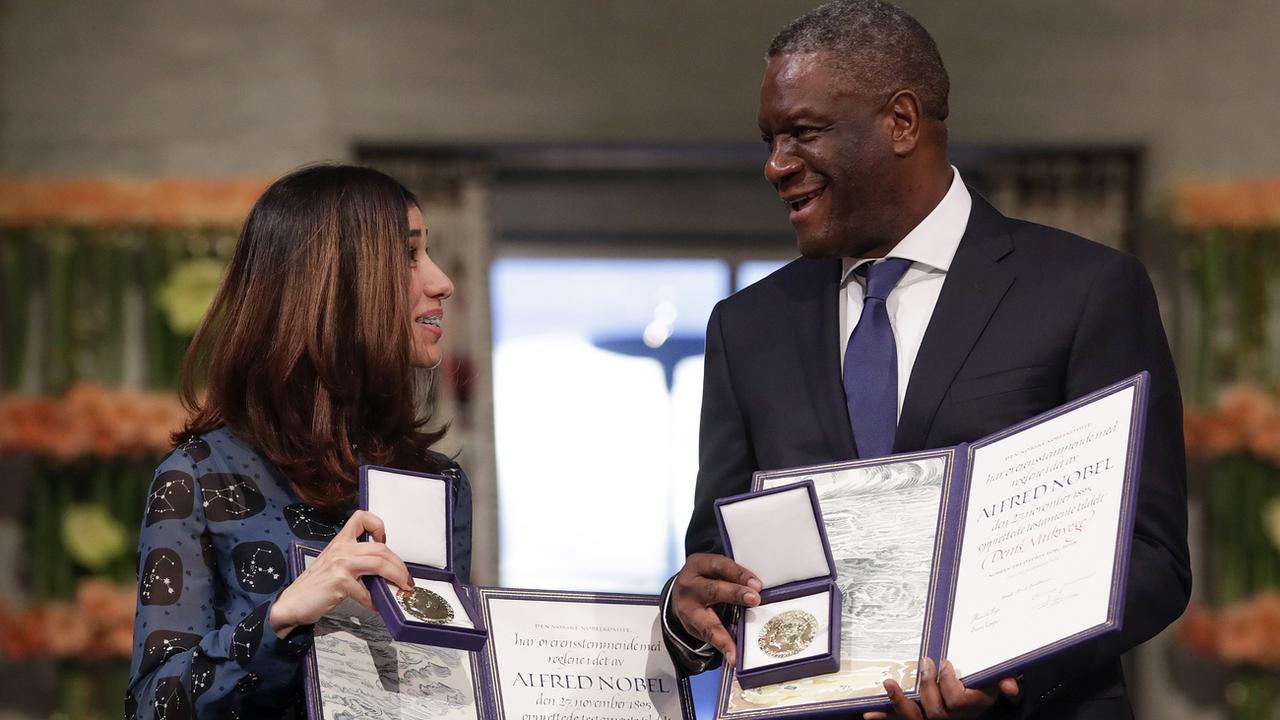 Les Nobel de la paix Nadia Murad et Denis Mukwege, au moment de recevoir leur prix lors d'une cérémonie à Oslo, le 10 décembre 2018. [Keystone - Mosvold Larsen]