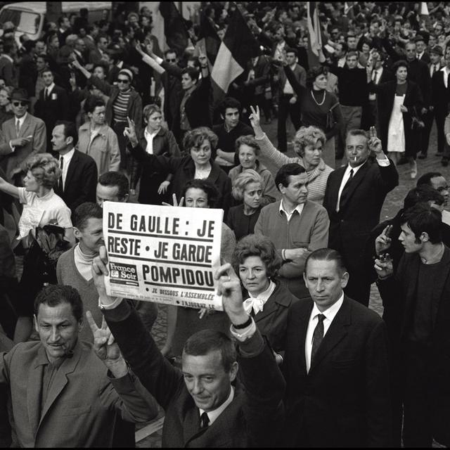 Un manifestant brandit la une de "France Soir" en mai 68. [AFP - Leemage]