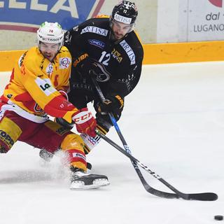 L'attaquant biennois Marc-Antoine Pouliot (à gauche) aux prises avec Luca Cunti du HC Lugano, ce jeudi 29 mars. [Keystone - Alessandro Crinari - Ti-Press]